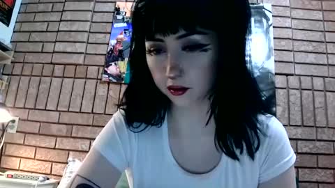 Layla Kills online show from 8, 2, 2025