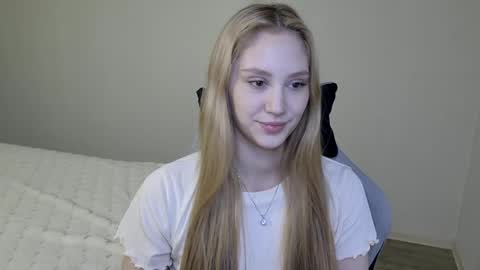 Snapshot of laylapretty001 chatting on 12, 11, 2025 LaylaPretty001 online show from 12, 11, 2025