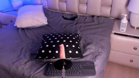 lea_hunter__ online show from 25, 11, 2025