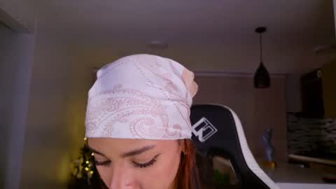Snapshot of leah_cute3 chatting on 19, 12, 2025 leah_cute3 online show from 19, 12, 2025
