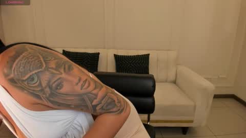 Snapshot of leahnovac chatting on 25, 11, 2025 leahnovac online show from 25, 11, 2025