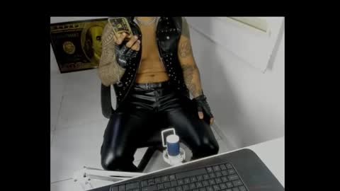 Snapshot of leather_king_of_bitches chatting on 11, 4, 2026 leather_king_of_bitches online show from 11, 4, 2026