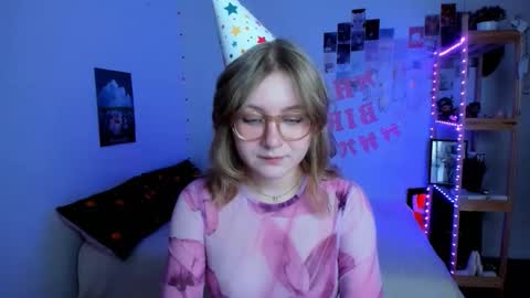 Snapshot of leazy_peasy chatting on 17, 12, 2025 Ellie online show from 17, 12, 2025