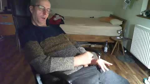 Snapshot of lefti27 chatting on 27, 2, 2025 Dave online show from 27, 2, 2025