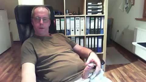 Snapshot of lefti27 chatting on 19, 12, 2025 Dave online show from 19, 12, 2025