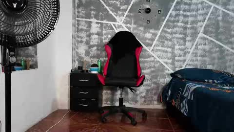 Snapshot of leonidas_k18 chatting on 5, 10, 2025 ANDRES online show from 5, 10, 2025