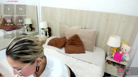 Lesly Santodomingo online show from 19, 4, 2026