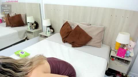 Lesly Santodomingo online show from 23, 4, 2026