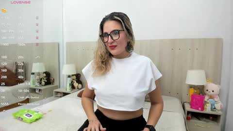 Snapshot of lesly_santodomingo chatting on 6, 5, 2026 Lesly Santodomingo online show from 6, 5, 2026