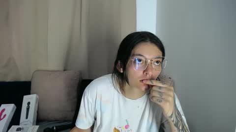 lessliee online show from 16, 4, 2026