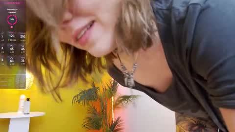 Snapshot of lessysweety chatting on 10, 10, 2025 Lessy online show from 10, 10, 2025