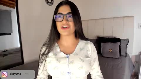 Snapshot of leticiaroldan chatting on 22, 10, 2025 Leticia online show from 22, 10, 2025