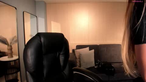 Lexie  online show from 16, 10, 2025