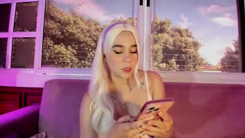 LEZY online show from 8, 9, 2025