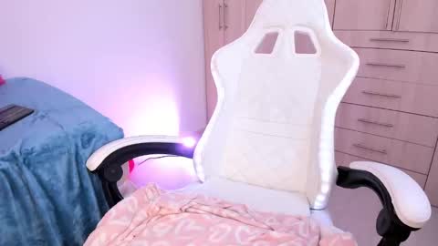 Snapshot of lia_queen610 chatting on 15, 12, 2024 Little Queen Lia online show from 15, 12, 2024