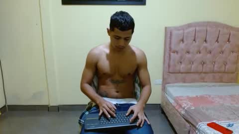 Snapshot of lil_condor_baby chatting on 19, 11, 2025 lil_condor_baby online show from 19, 11, 2025