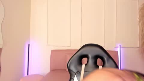 Snapshot of lilily_lv chatting on 1, 12, 2025 Lilly online show from 1, 12, 2025