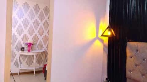 Lily Lauren online show from 10, 10, 2025