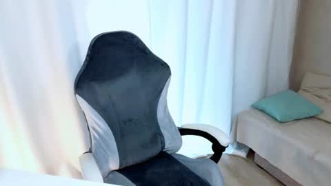 lilydavisss online show from 28, 7, 2026