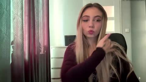 Snapshot of lilysweetgirl chatting on 25, 5, 2026 Lily online show from 25, 5, 2026
