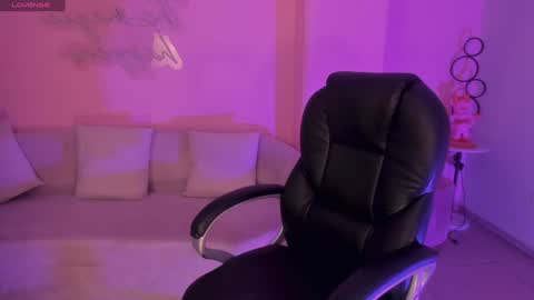 Lindsey Moss online show from 30, 12, 2024