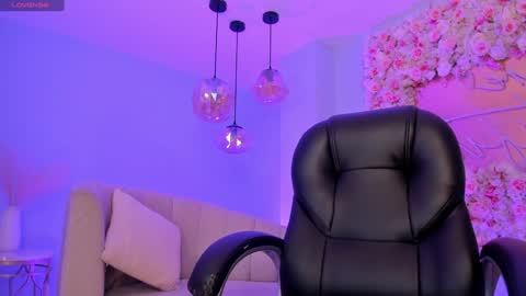 Lindsey Moss online show from 13, 1, 2025