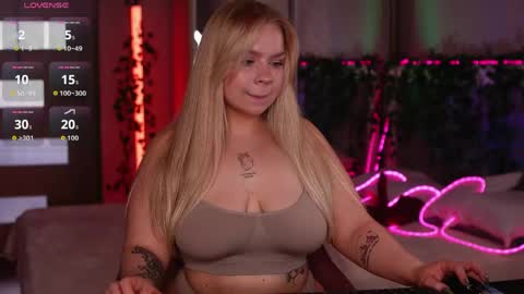 Snapshot of lisalovesweet chatting on 13, 5, 2026 Lisa online show from 13, 5, 2026