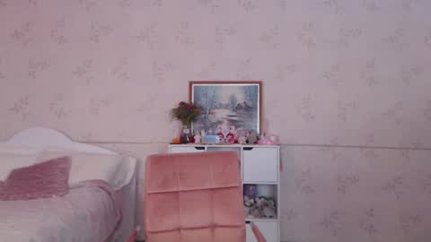 Snapshot of lissalucy chatting on 12, 10, 2025 Alice Dont forget to thumbs up its very important online show from 12, 10, 2025