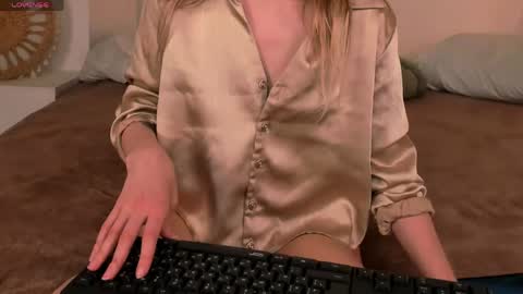 little_clare_ online show from 27, 3, 2026