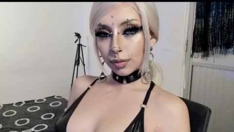Snapshot of liu_mystik chatting on 7, 6, 2026 Liu help me to reach 100 thumps up daddy online show from 7, 6, 2026