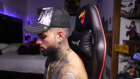 logan_hugh8 online show from 17, 4, 2026