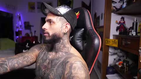 logan_hugh8 online show from 23, 4, 2026