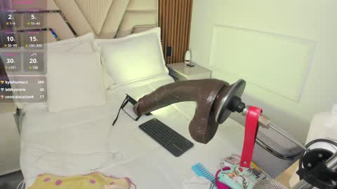 Lola Angel online show from 3, 2, 2025