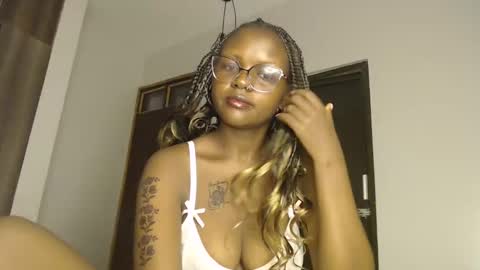 Snapshot of lolamia7 chatting on 7, 3, 2025 lolamia7 online show from 7, 3, 2025