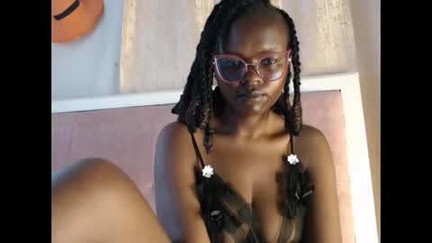 Snapshot of lolamia7 chatting on 12, 11, 2025 lolamia7 online show from 12, 11, 2025