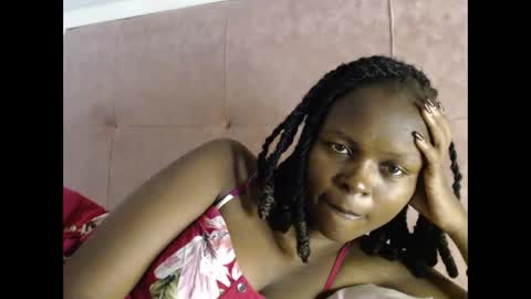 Snapshot of lolamia7 chatting on 14, 11, 2025 lolamia7 online show from 14, 11, 2025