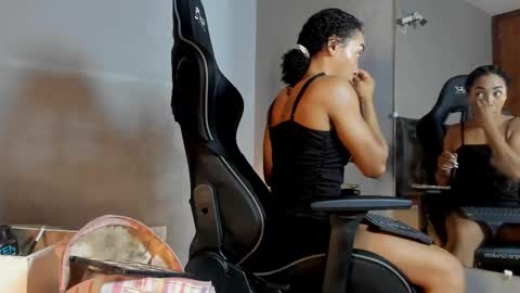 Snapshot of lolareyes1 chatting on 5, 12, 2025 lolareyes1 online show from 5, 12, 2025