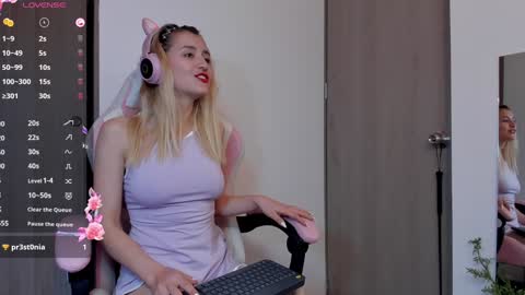 Snapshot of lollypetitte_ chatting on 24, 12, 2024 Lolly online show from 24, 12, 2024