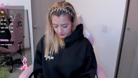 Snapshot of lollypetitte_ chatting on 31, 12, 2024 Lolly online show from 31, 12, 2024