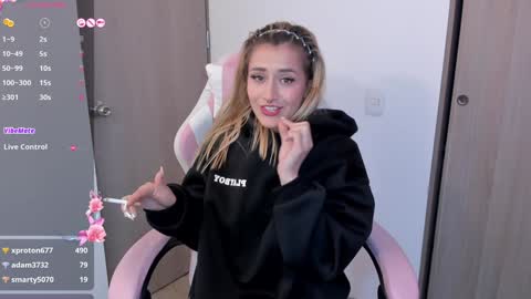 Snapshot of lollypetitte_ chatting on 31, 12, 2024 Lolly online show from 31, 12, 2024