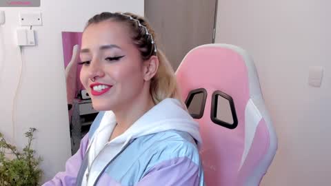 Snapshot of lollypetitte_ chatting on 4, 1, 2025 Lolly online show from 4, 1, 2025