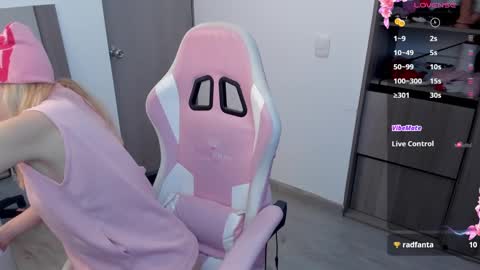 Snapshot of lollypetitte_ chatting on 1, 2, 2025 Lolly online show from 1, 2, 2025