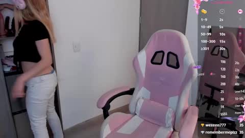 Snapshot of lollypetitte_ chatting on 2, 2, 2025 Lolly online show from 2, 2, 2025