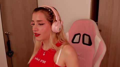 Snapshot of lollypetitte_ chatting on 18, 2, 2025 Lolly online show from 18, 2, 2025