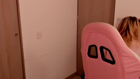 Snapshot of lollypetitte_ chatting on 25, 2, 2025 Lolly online show from 25, 2, 2025