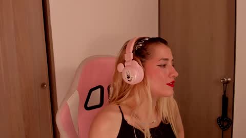 Snapshot of lollypetitte_ chatting on 27, 2, 2025 Lolly online show from 27, 2, 2025