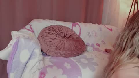 Snapshot of lollypetitte_ chatting on 20, 12, 2025 Lolly online show from 20, 12, 2025