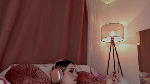 Snapshot of lollypetitte_ chatting on 23, 12, 2025 Lolly online show from 23, 12, 2025