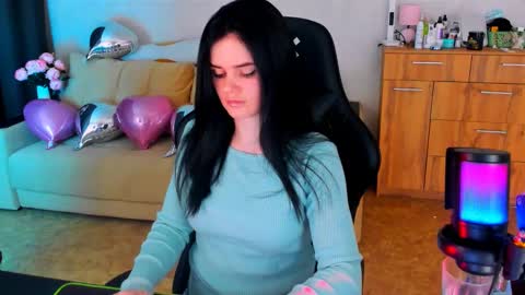 Lora Cain online show from 25, 2, 2025