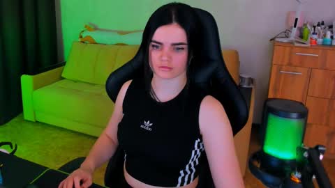 Lora Cain online show from 5, 3, 2025